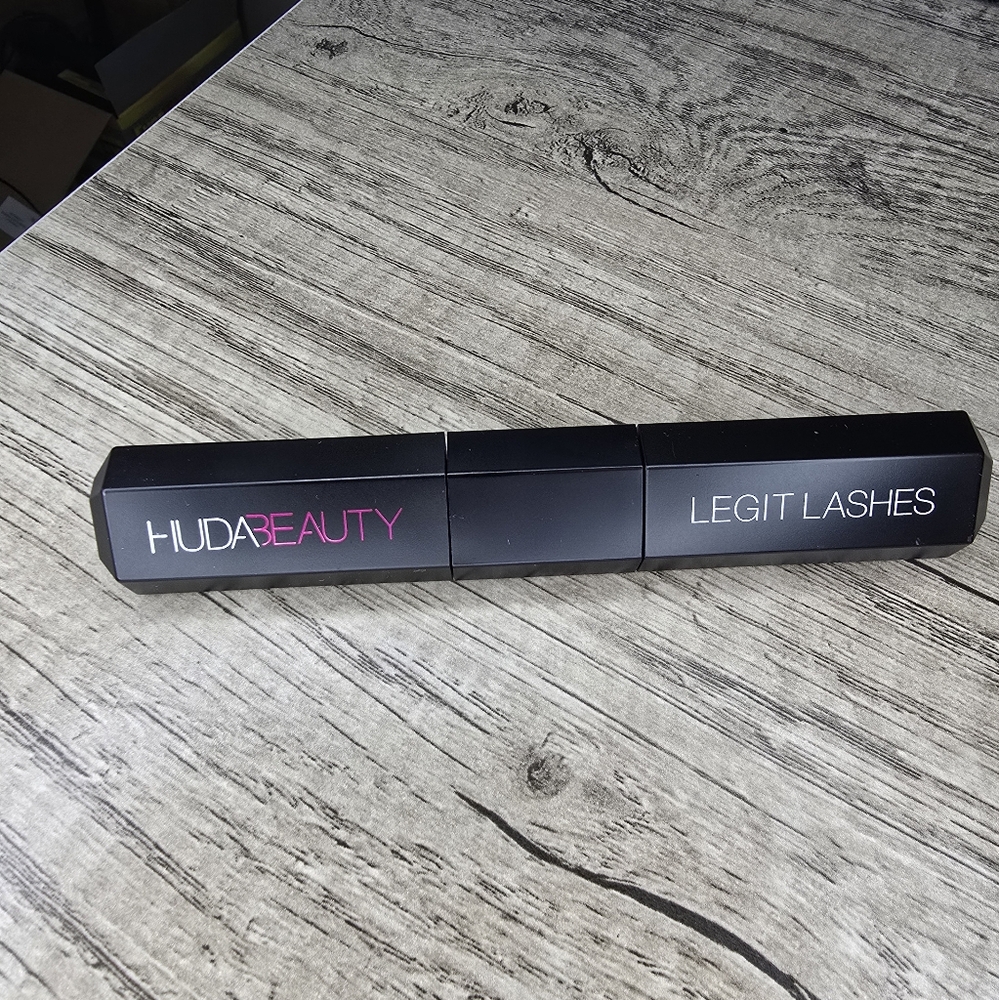 Huda Beauty Legit Lashes Black Mascara with Curved Brush and Sleek Design - Picture 4 of 6
